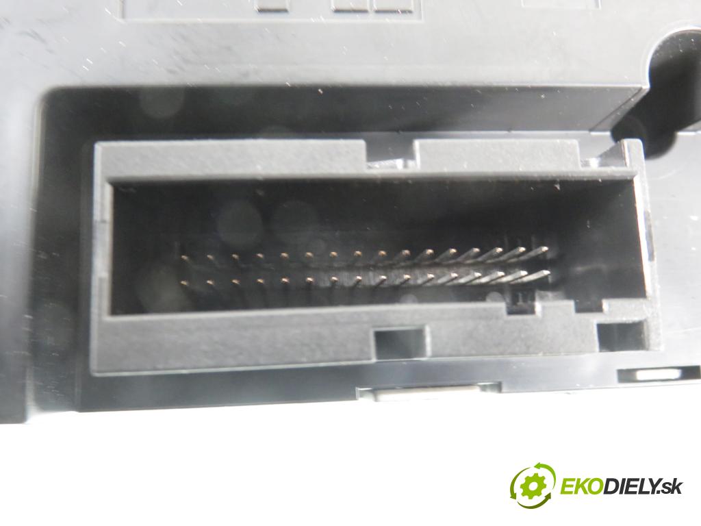 OPEL VECTRA C (Z02) SEDAN 2002 92,00 2.2 DTI 16V 125 - Y 22 DTR 2172,00 Panel topení KLIMATRONIK 24441229