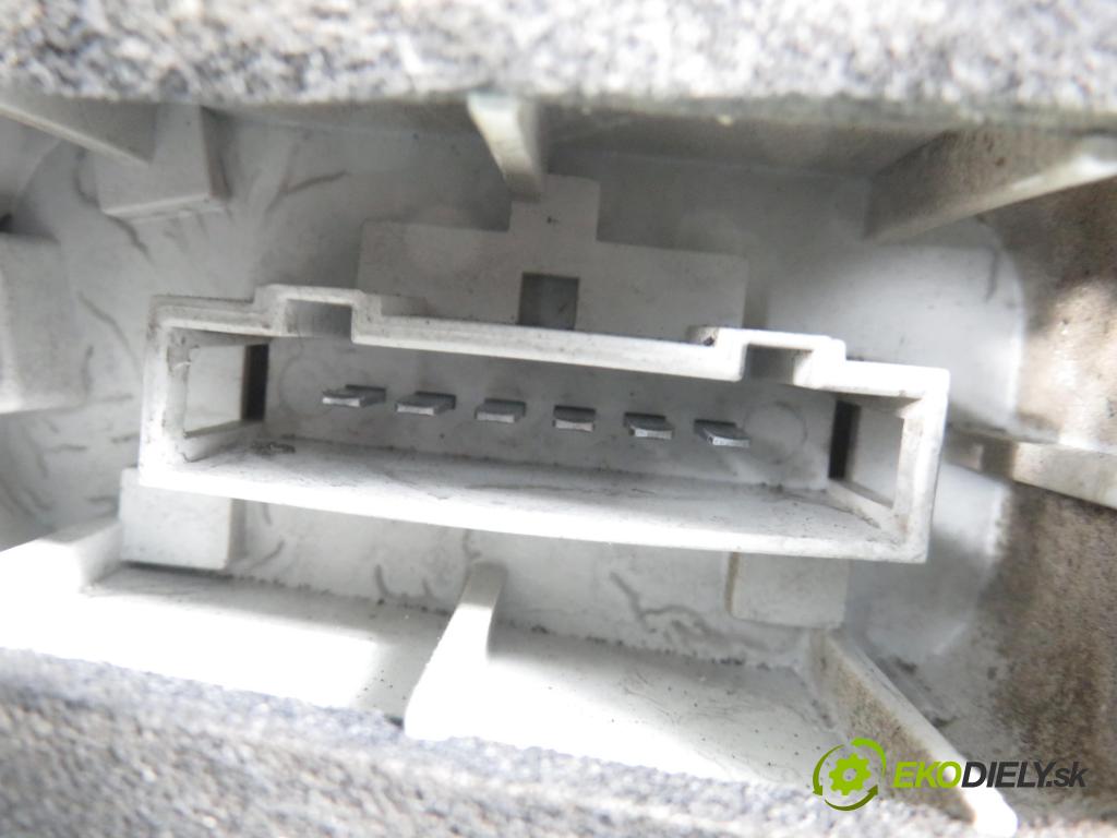 SKODA ROOMSTER (5J) HB 2008 59,00 1.4 TDI - BMS 1422,00 Svetlo pravé zadné 5J7945096