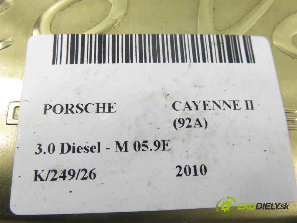 PORSCHE CAYENNE II (92A) SUV 2010 176,00 3.0 Diesel - M 05.9E 2967,00 kryt motora 059103925BD ; 059103925BC (Kryt motoru )
