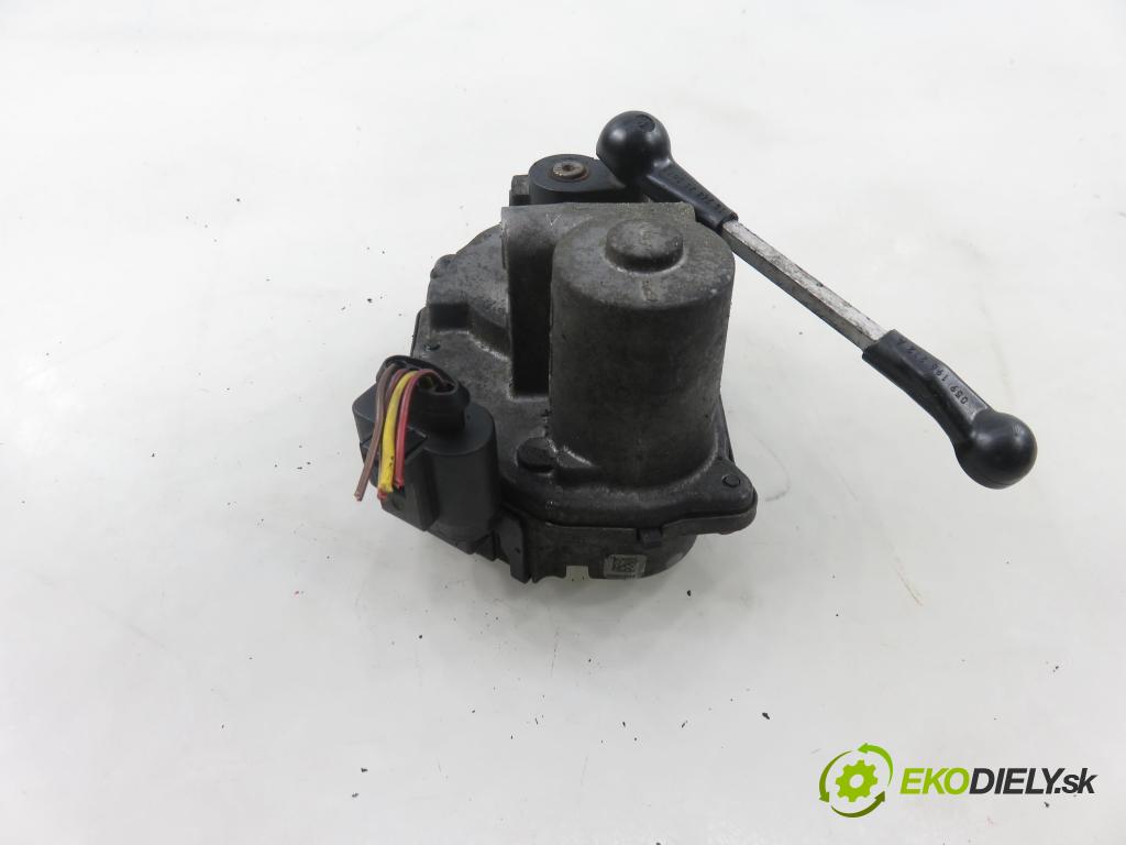 AUDI Q7 (4L) SUV 2007 171,00 3.0 TDI quattro - BUG 2967,00 Nastavovač zvod, potrubie A2C53308513 ; 059129086M (Motorček ostatné)