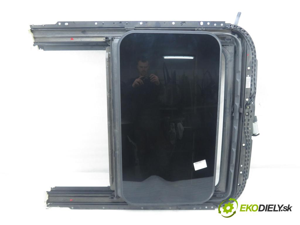 PORSCHE CAYENNE II (92A) SUV 2010 176,00 3.0 Diesel - M 05.9E 2967,00 střešní okno 7P5877021 (Sklo karoserie)