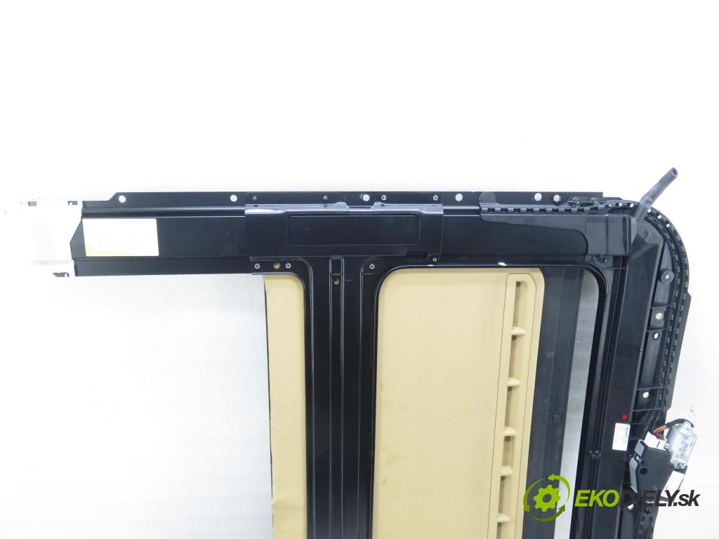 PORSCHE CAYENNE II (92A) SUV 2010 176,00 3.0 Diesel - M 05.9E 2967,00 střešní okno 7P5877021 (Sklo karoserie)