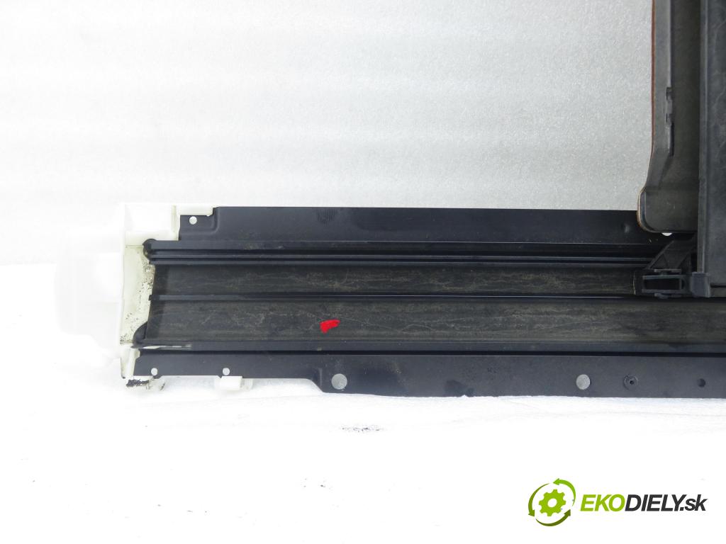 PORSCHE CAYENNE II (92A) SUV 2010 176,00 3.0 Diesel - M 05.9E 2967,00 střešní okno 7P5877021 (Sklo karoserie)