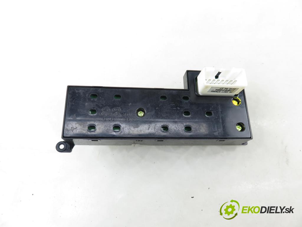 HYUNDAI i30 (FD) HB 2010 80,00 1.4 - G4FA 1396,00 Panel ovládania okien 935702L100