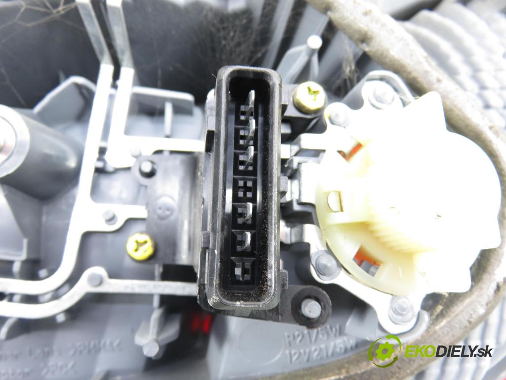 TOYOTA YARIS (_P1_) HB 2004 50,00 1.0 VVT- i 68 - 1SZ-FE 998,00 světlo levé zadní