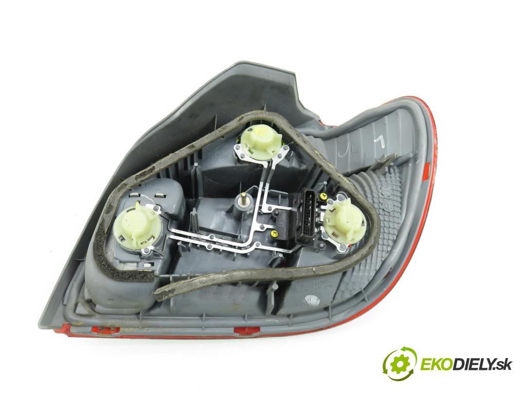 TOYOTA YARIS (_P1_) HB 2004 50,00 1.0 VVT- i 68 - 1SZ-FE 998,00 světlo levé zadní