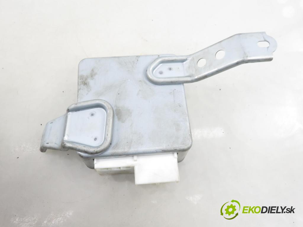 TOYOTA YARIS (_P1_) HB 2004 50,00 1.0 VVT- i 68 - 1SZ-FE 998,00 SLOUPEC / PODPORA elektrický 6900000472 ; 452000D031