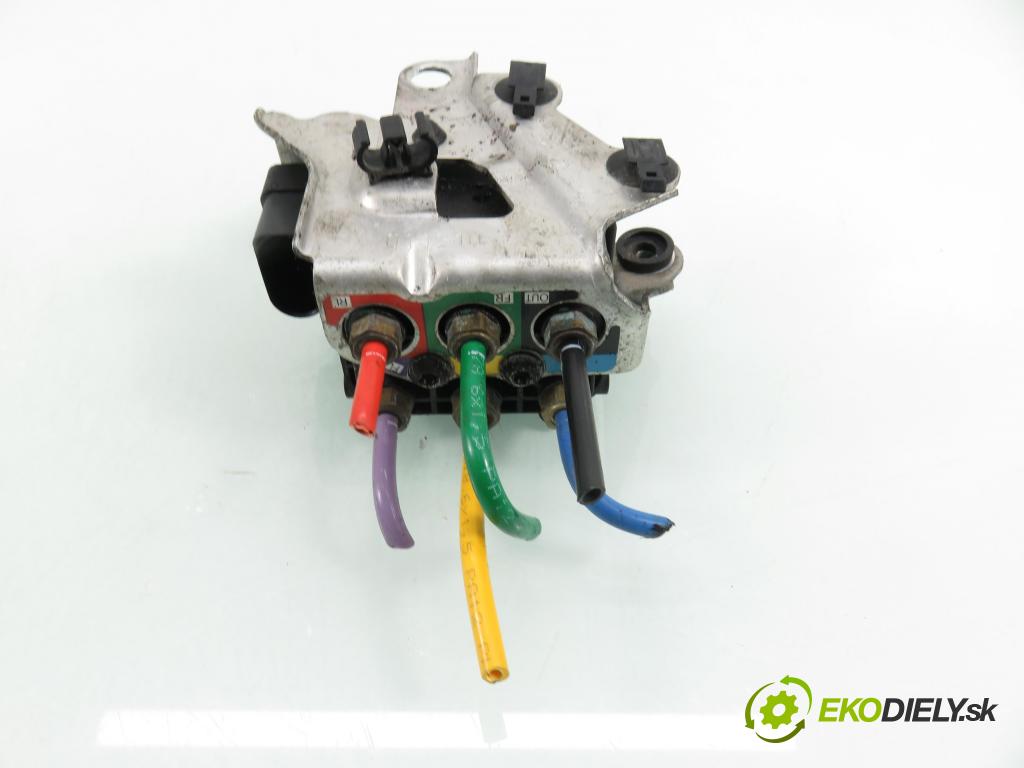 PORSCHE CAYENNE II (92A) SUV 2010 176,00 3.0 Diesel - M 05.9E 2967,00 Rozdeľovač pneumatika 15240027