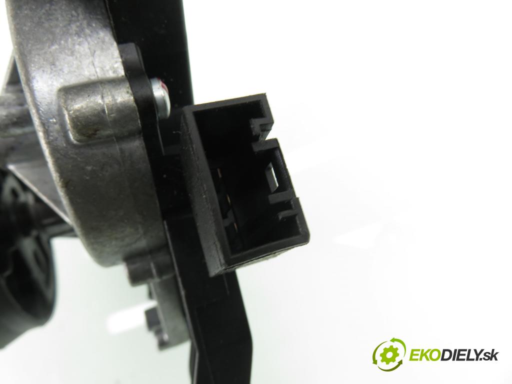 BMW 5 Touring (F11) KOMBI 2012 135,00 520 d 184 - N47 D20 C 1995,00 motorek stěrače ZADNÍ: 7311415 ; 0390201231