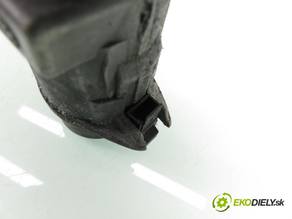 VW GOLF IV Variant (1J5) KOMBI 2000 77,00 1.6 16V - ATN 1598,00 spínačka / VLOŽKY 4B0905851C