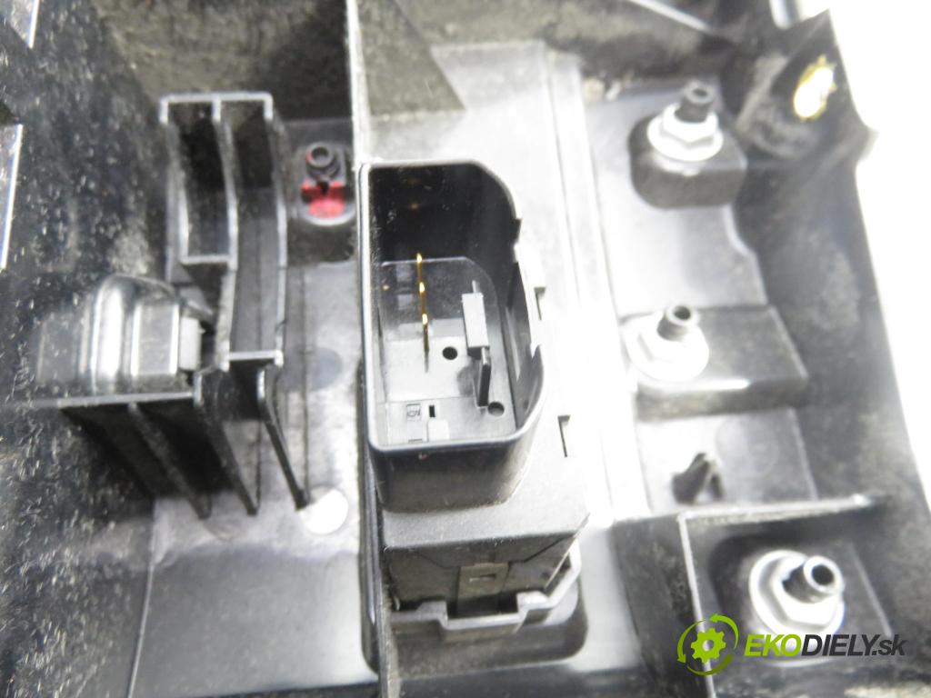 PORSCHE CAYENNE II (92A) SUV 2010 176,00 3.0 Diesel - M 05.9E 2967,00 Priehradka, kastlík 7P5857095