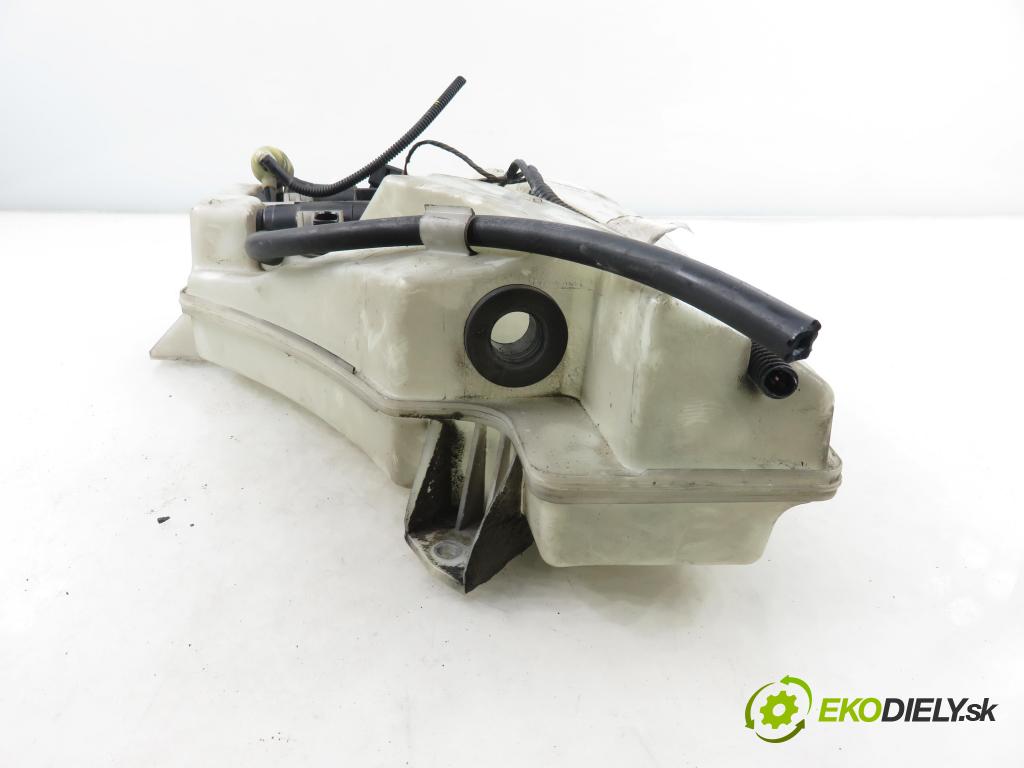 PORSCHE CAYENNE II (92A) SUV 2010 176,00 3.0 Diesel - M 05.9E 2967,00 Nádržka ostrekovačov 7P0955453 (Kľučka dverí ostatné)