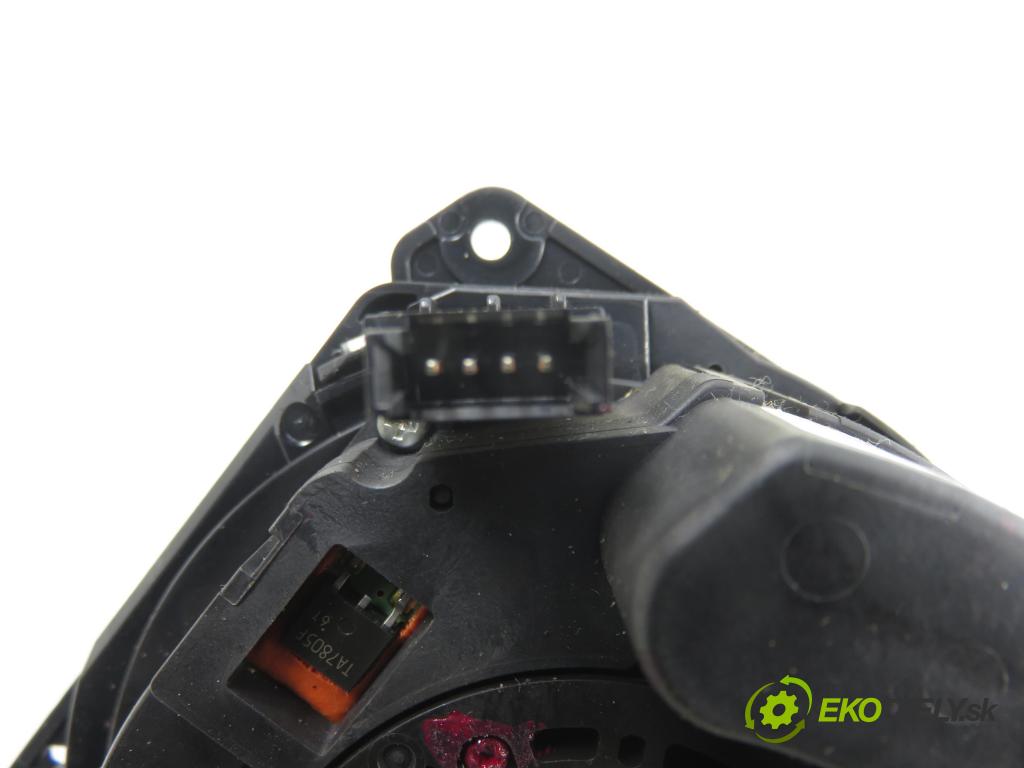 VOLVO S60 I (384) SEDAN 2006 136,00 2.4 D5 - D 5244 T4 2400,00 PÁSKA: air BAG 30798167