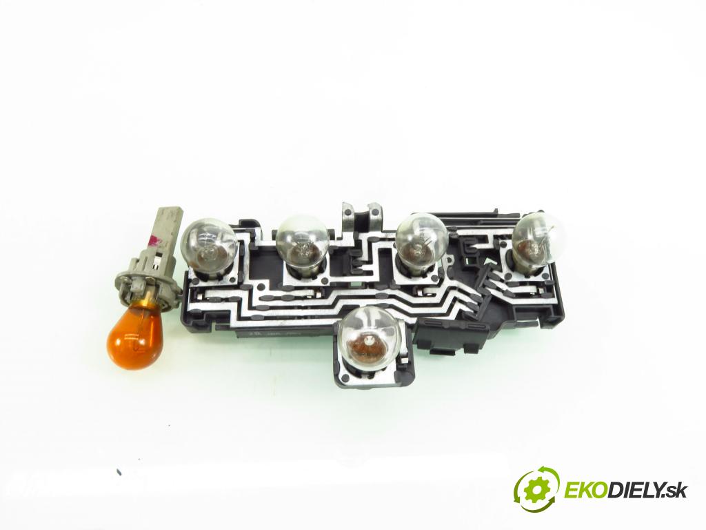 VW PASSAT B5.5 Variant (3B6) KOMBI 2002 96,00 1.9 TDI - AWX 1896,00 PŘÍSPĚVEK svetla pravý ZADNÍ: 3B9945258B