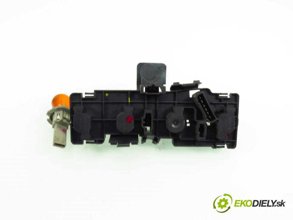 VW PASSAT B5.5 Variant (3B6) KOMBI 2002 96,00 1.9 TDI - AWX 1896,00 PŘÍSPĚVEK svetla pravý ZADNÍ: 3B9945258B