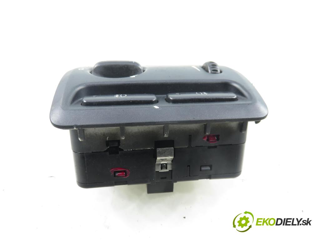 VOLVO S60 I (384) SEDAN 2006 136,00 2.4 D5 - D 5244 T4 2400,00 přepínač světla 30739312