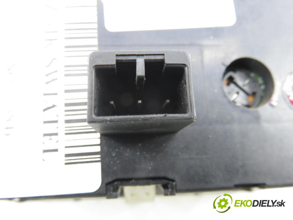 VOLVO S60 I (384) SEDAN 2006 136,00 2.4 D5 - D 5244 T4 2400,00 přepínač světla 30739312