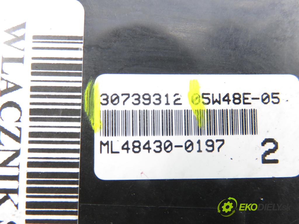 VOLVO S60 I (384) SEDAN 2006 136,00 2.4 D5 - D 5244 T4 2400,00 přepínač světla 30739312