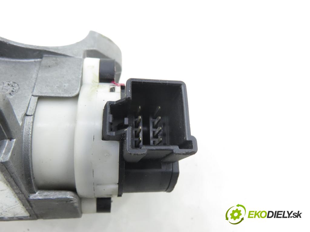 VOLVO S60 I (384) SEDAN 2006 136,00 2.4 D5 - D 5244 T4 2400,00 spinačka 8626324 ; 8621509 (Spínacia skrinka)