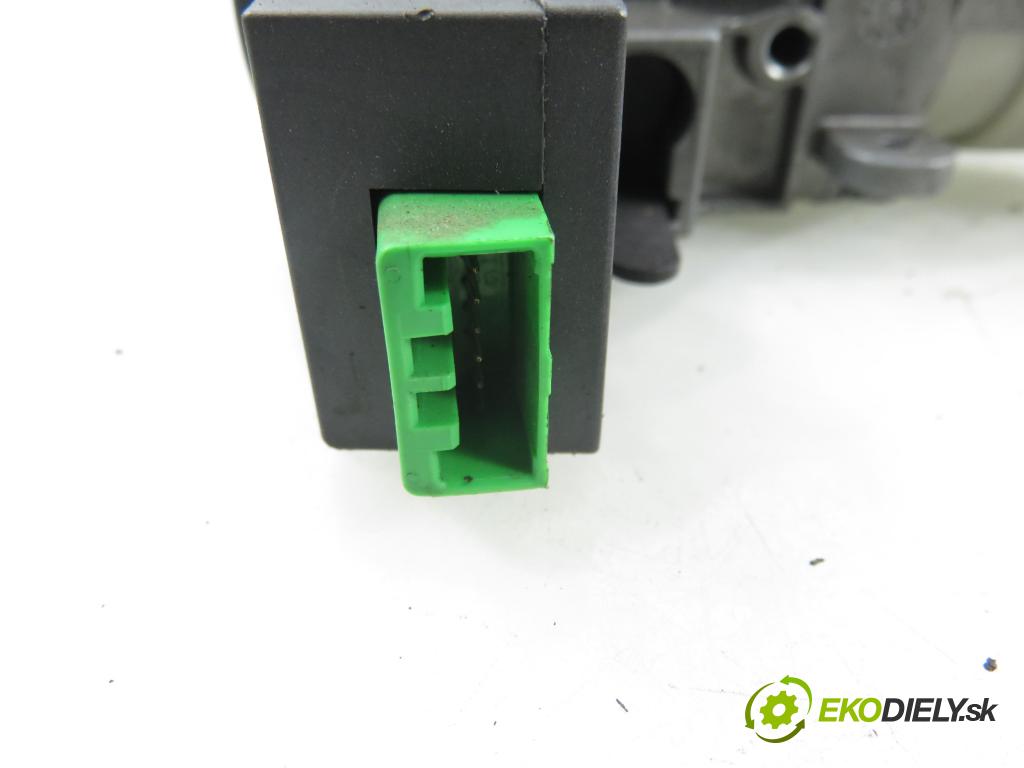 VOLVO S60 I (384) SEDAN 2006 136,00 2.4 D5 - D 5244 T4 2400,00 spinačka 8626324 ; 8621509 (Spínacia skrinka)