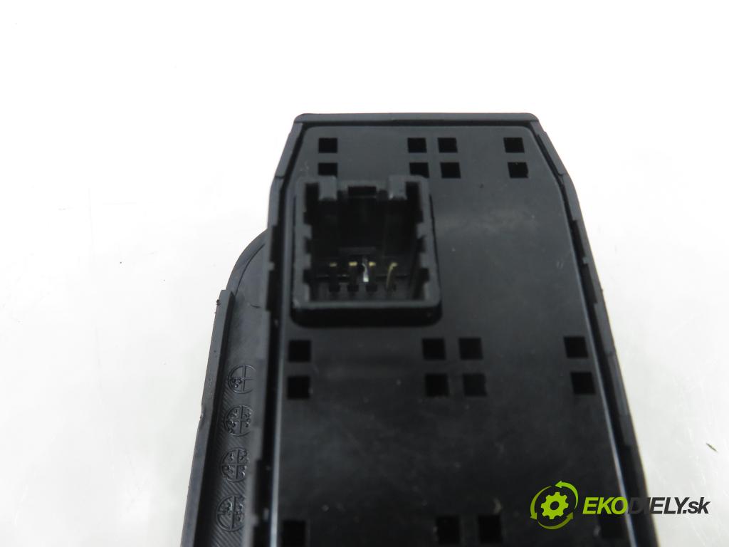 HYUNDAI SONATA IV (EF) SEDAN 2004 96,00 2.0 1997,00 Panel ovládaní oken 9357030120