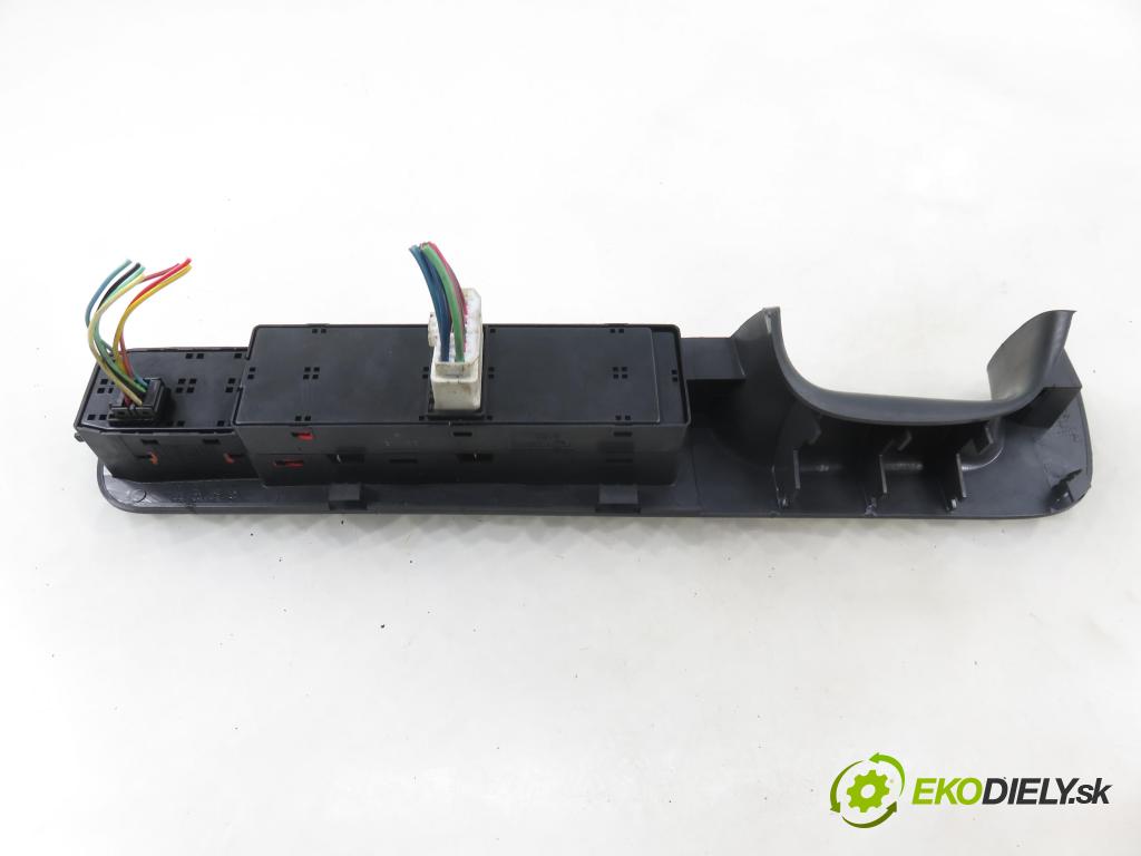 HYUNDAI SONATA IV (EF) SEDAN 2004 96,00 2.0 1997,00 Panel ovládaní oken 9357030120