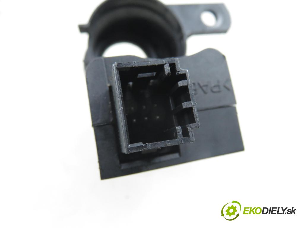 PEUGEOT 406 Break (8E/F) KOMBI 2001 80,00 2.0 HDI 110 - RHZ (DW10ATED) 1997,00 spinačka / zámky N0500108