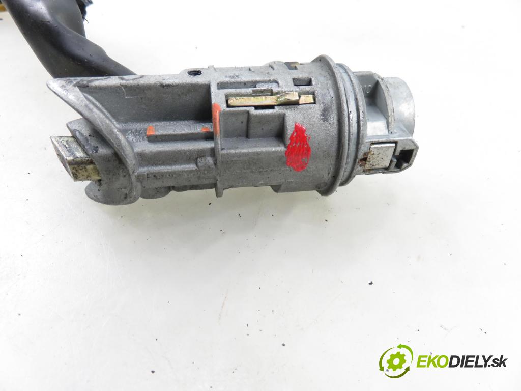 PEUGEOT 406 Break (8E/F) KOMBI 2001 80,00 2.0 HDI 110 - RHZ (DW10ATED) 1997,00 spinačka / zámky N0500108