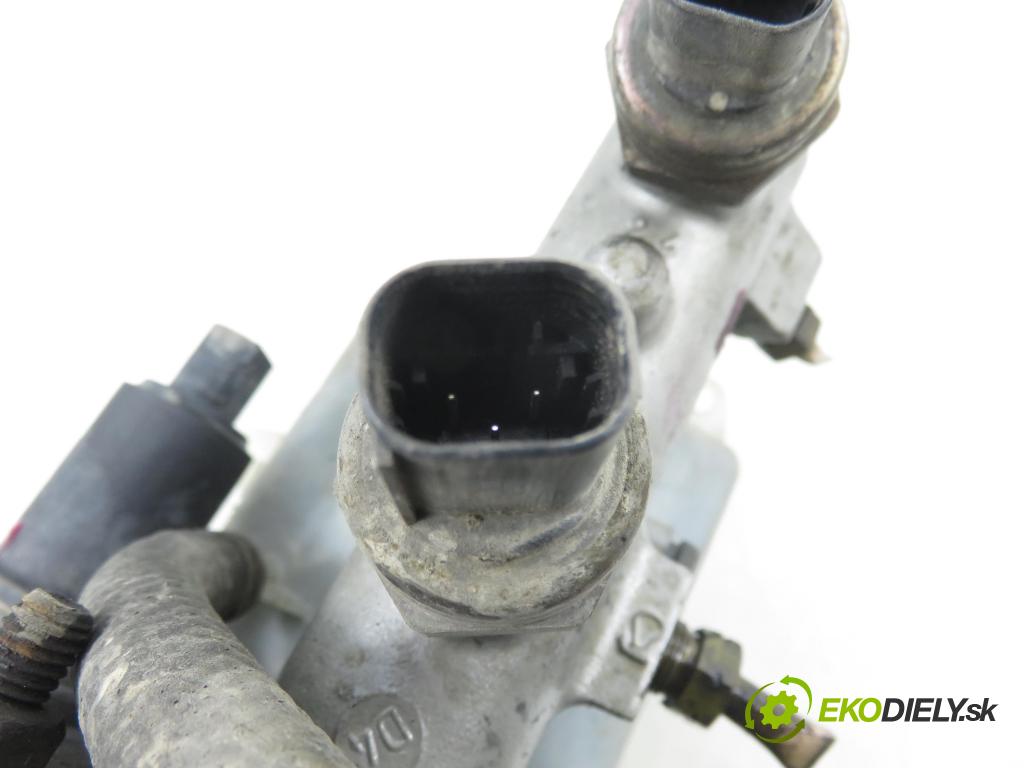 VOLVO S60 I (384) SEDAN 2006 136,00 2.4 D5 - D 5244 T4 2400,00 posilovač P30714320 ; 03785960014 (Servočerpadlo)