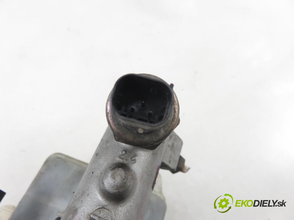 VOLVO S60 I (384) SEDAN 2006 136,00 2.4 D5 - D 5244 T4 2400,00 posilovač P30714320 ; 03785960014 (Servočerpadlo)