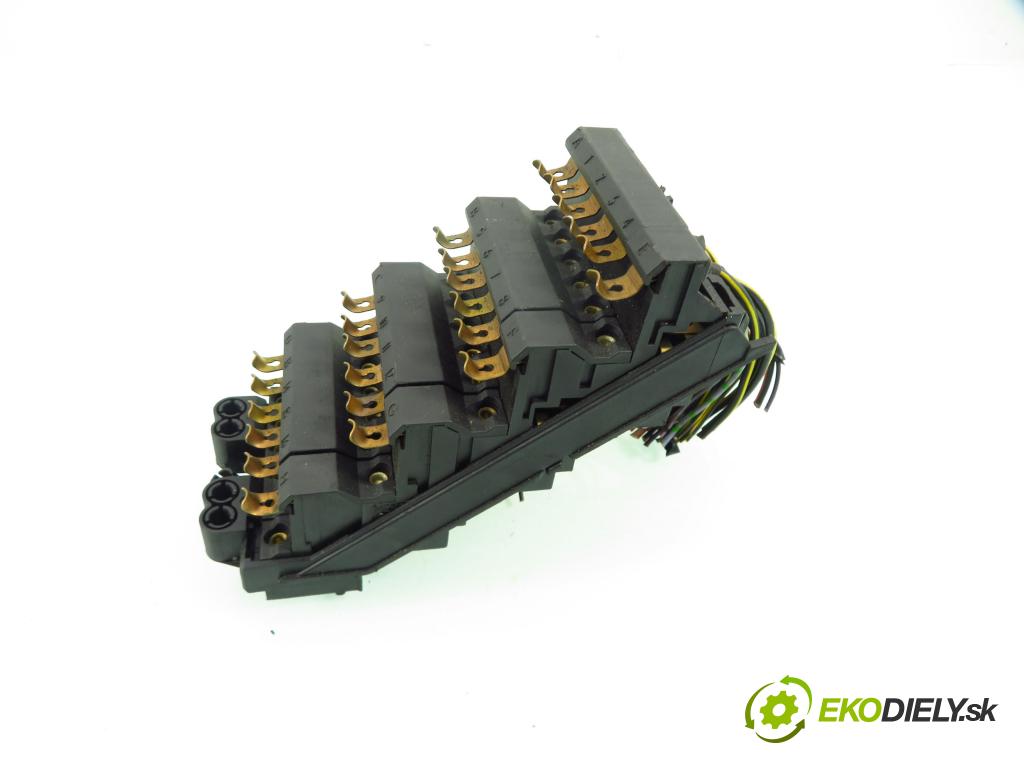 MERCEDES-BENZ Sedan (W124) SEDAN 1992 100,00 200 E (124.019) - M 111.940 1998,00 skříňka POJISTKY: 1245402050