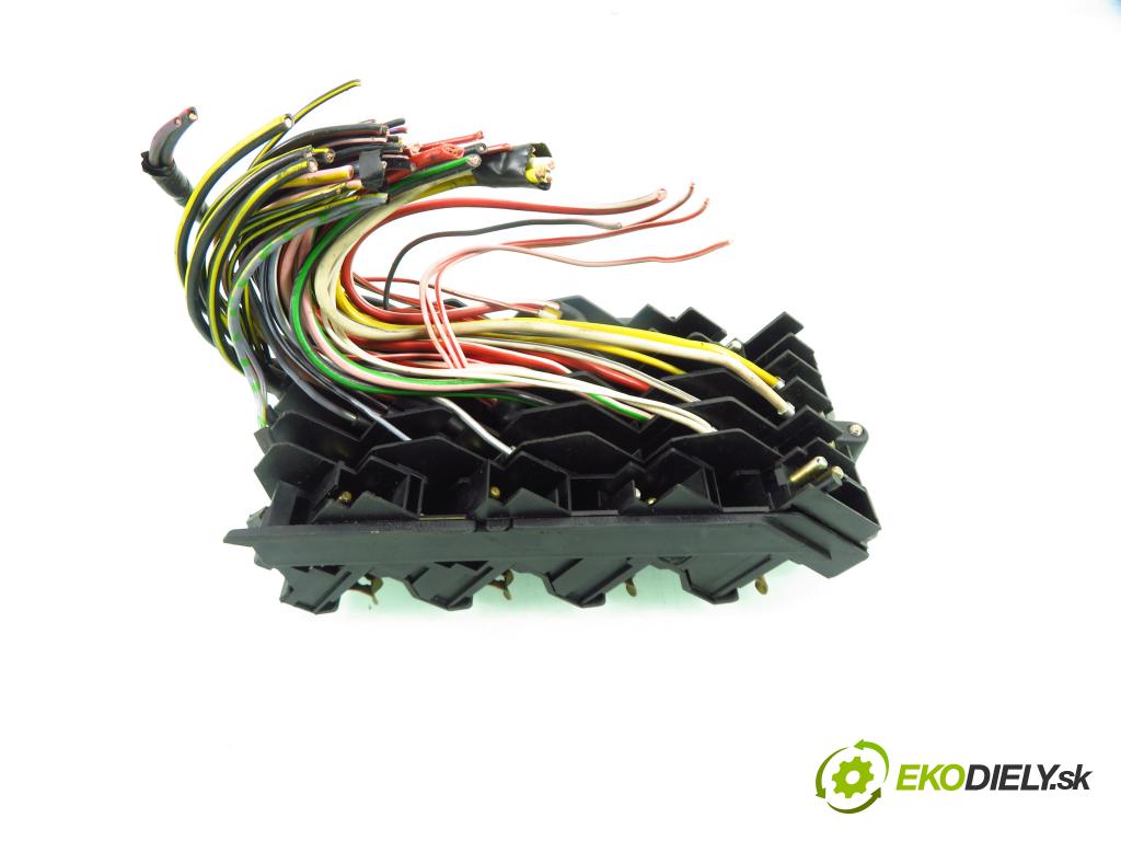 MERCEDES-BENZ Sedan (W124) SEDAN 1992 100,00 200 E (124.019) - M 111.940 1998,00 skříňka POJISTKY: 1245402050