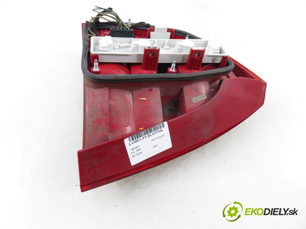 SKODA OCTAVIA II (1Z3) LIFTBACK 2012 75,00 1.6 - BSE 1595,00 světlo pravé zadní 1Z5945096A ; 1Z5945112A