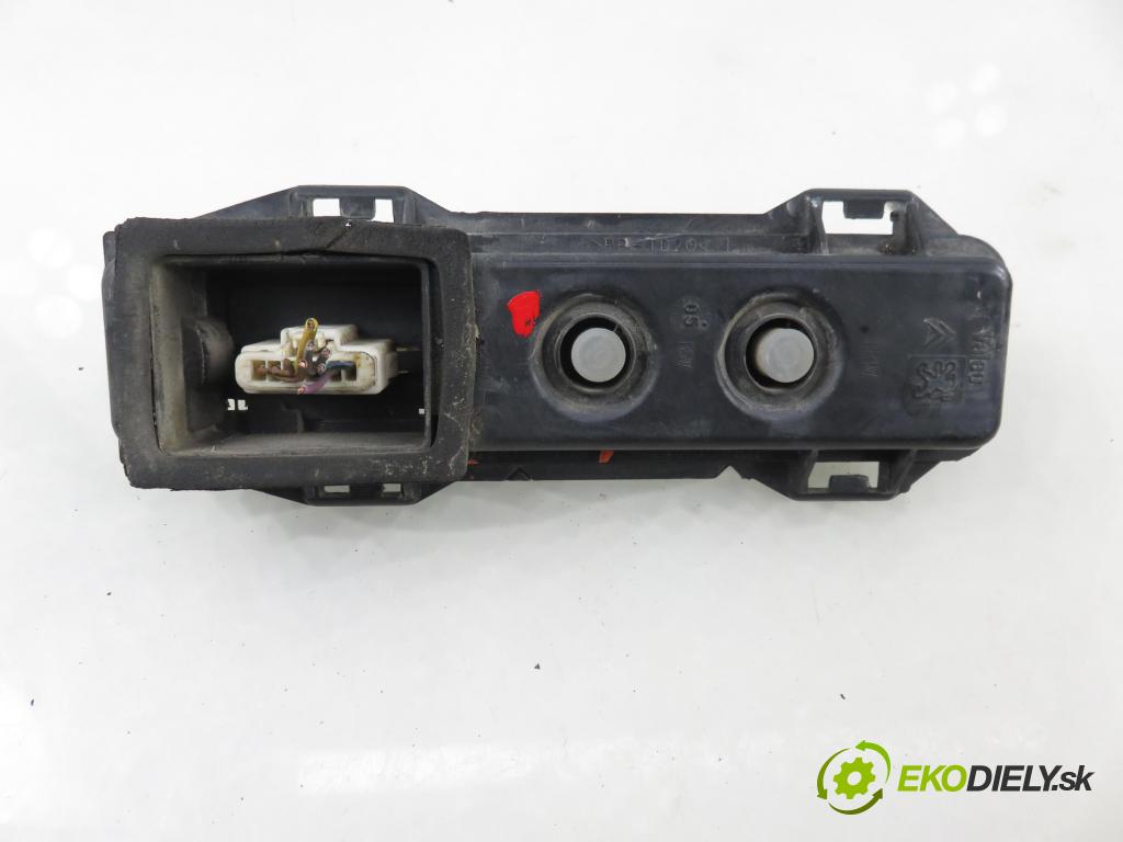 PEUGEOT 307 Break (3E) KOMBI 2003 66,00 2.0 HDI 90 - RHY (DW10TD) 1997,00 PŘÍSPĚVEK svetla pravý ZADNÍ: 89026938