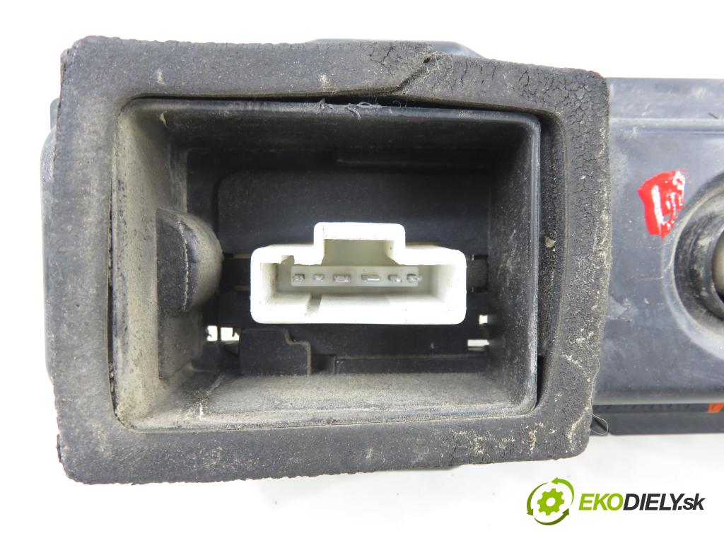 PEUGEOT 307 Break (3E) KOMBI 2003 66,00 2.0 HDI 90 - RHY (DW10TD) 1997,00 PŘÍSPĚVEK svetla pravý ZADNÍ: 89026938