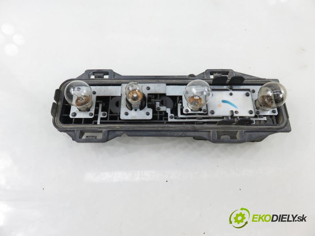 PEUGEOT 307 Break (3E) KOMBI 2003 66,00 2.0 HDI 90 - RHY (DW10TD) 1997,00 PŘÍSPĚVEK svetla pravý ZADNÍ: 89026938