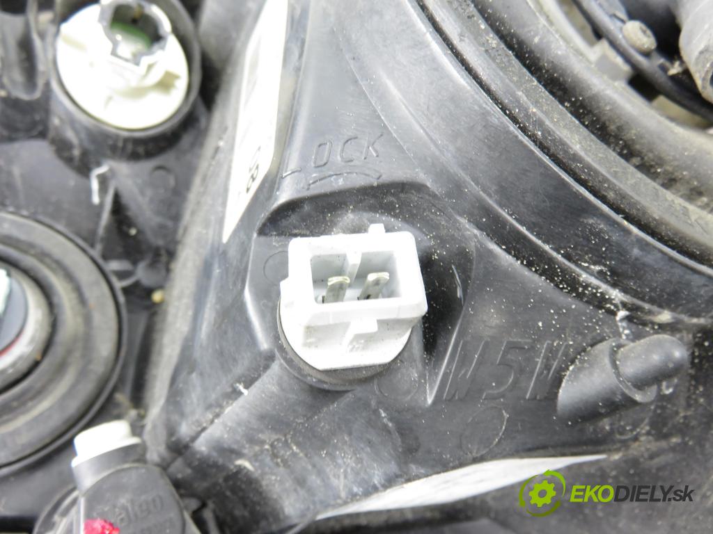 TOYOTA AURIS (_E15_) HB 2007 91,00 1.6 Dual-VVTi 124 - 1ZR-FE 1598,00 světlo PP 8113002470