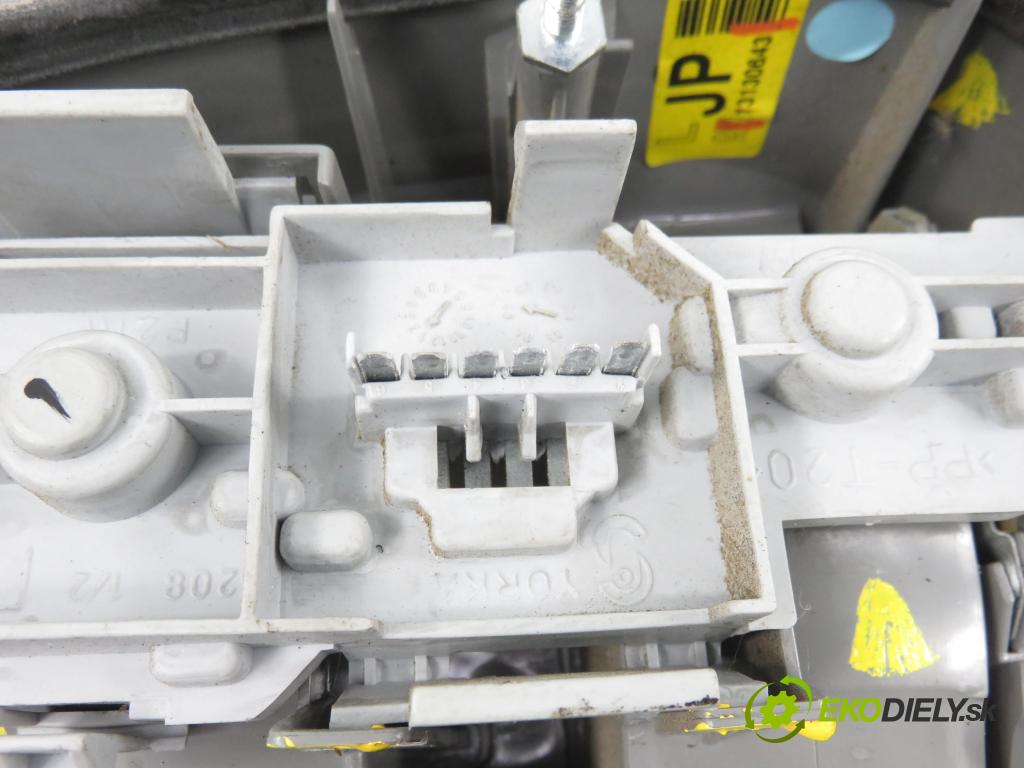 OPEL VECTRA C (Z02) SEDAN 2003 90,00 1.8 16V 122 - Z 18 XE 1796,00 Svetlo ľavé zadné 13130643