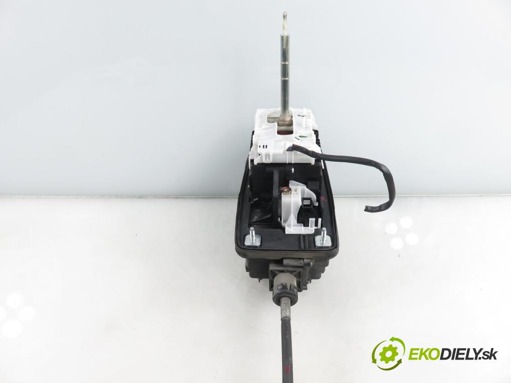 AUDI Q5 (8R) SUV 2010 176,00 3.0 TDI quattro - CCWA 2967,00 ZVEDÁK: 8R1713041F