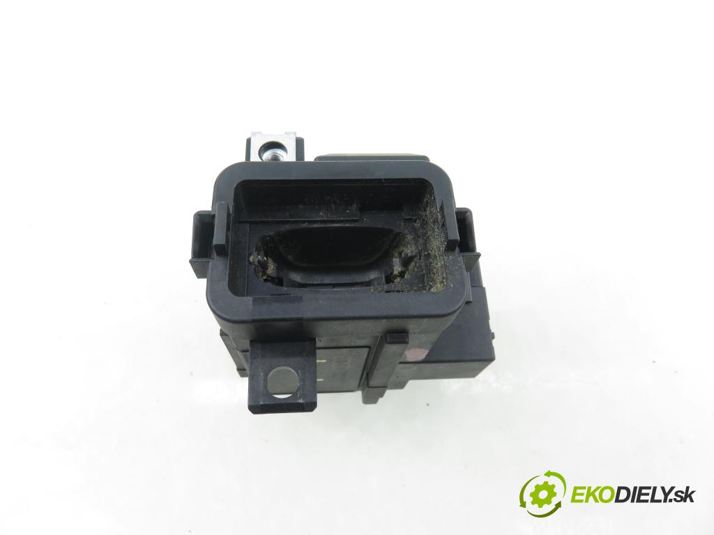 AUDI Q5 (8R) SUV 2010 176,00 3.0 TDI quattro - CCWA 2967,00 spínačka 8K0909131D (Spínací skříňka)