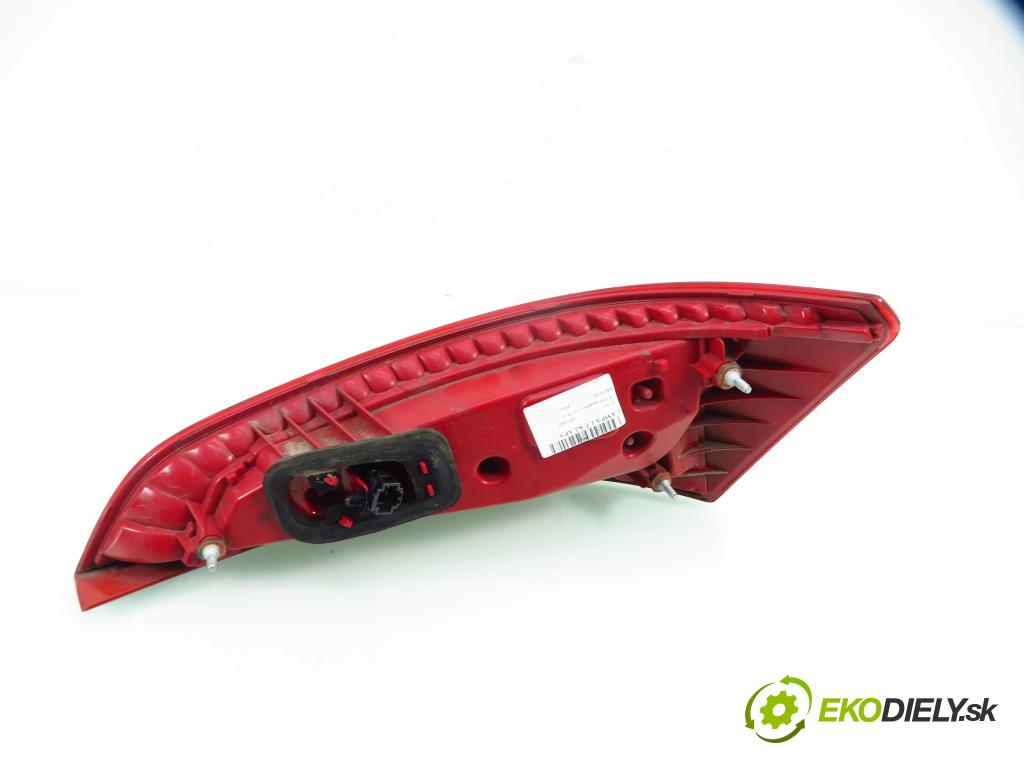 AUDI Q5 (8R) SUV 2010 176,00 3.0 TDI quattro - CCWA 2967,00 světlo levé zadní kufr 8R0945093A