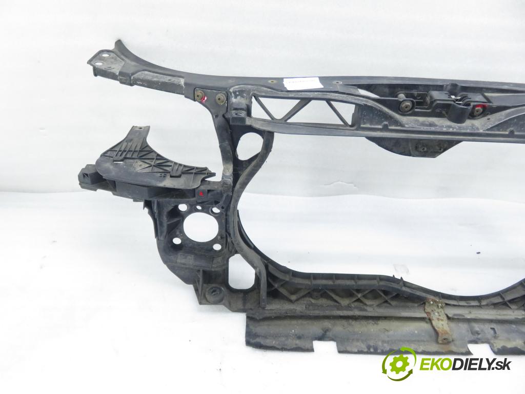 AUDI A4 (8E2, B6) SEDAN 2003 132,00 2.5 TDI V6 180 quattro - AKE 2496,00 držák přední část 8E0805594A