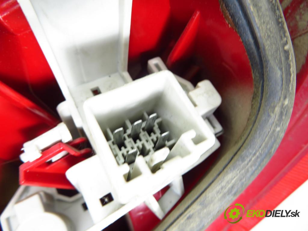 FORD FIESTA VI Van HB 2010 51,00 1.4 TDCi - KVJA 1399,00 světlo levé zadní 8A6113405A