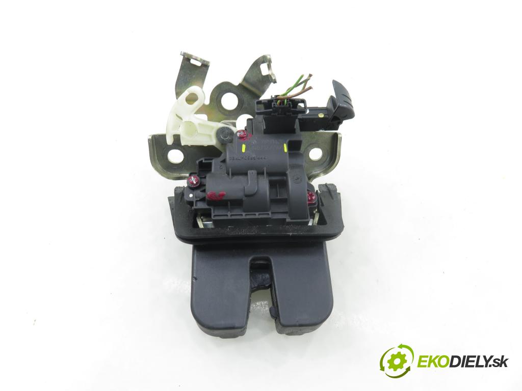 AUDI Q5 (8R) SUV 2010 176,00 3.0 TDI quattro - CCWA 2967,00 zámok dverí kufor EL. 8R0827505