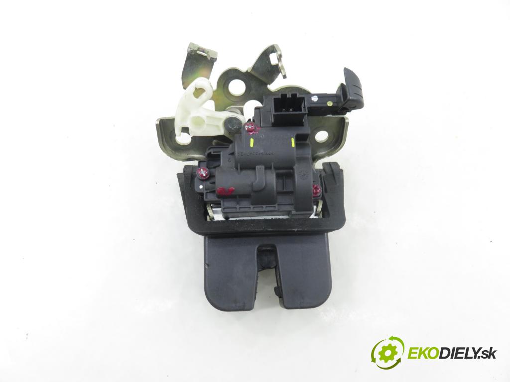 AUDI Q5 (8R) SUV 2010 176,00 3.0 TDI quattro - CCWA 2967,00 zámok dverí kufor EL. 8R0827505