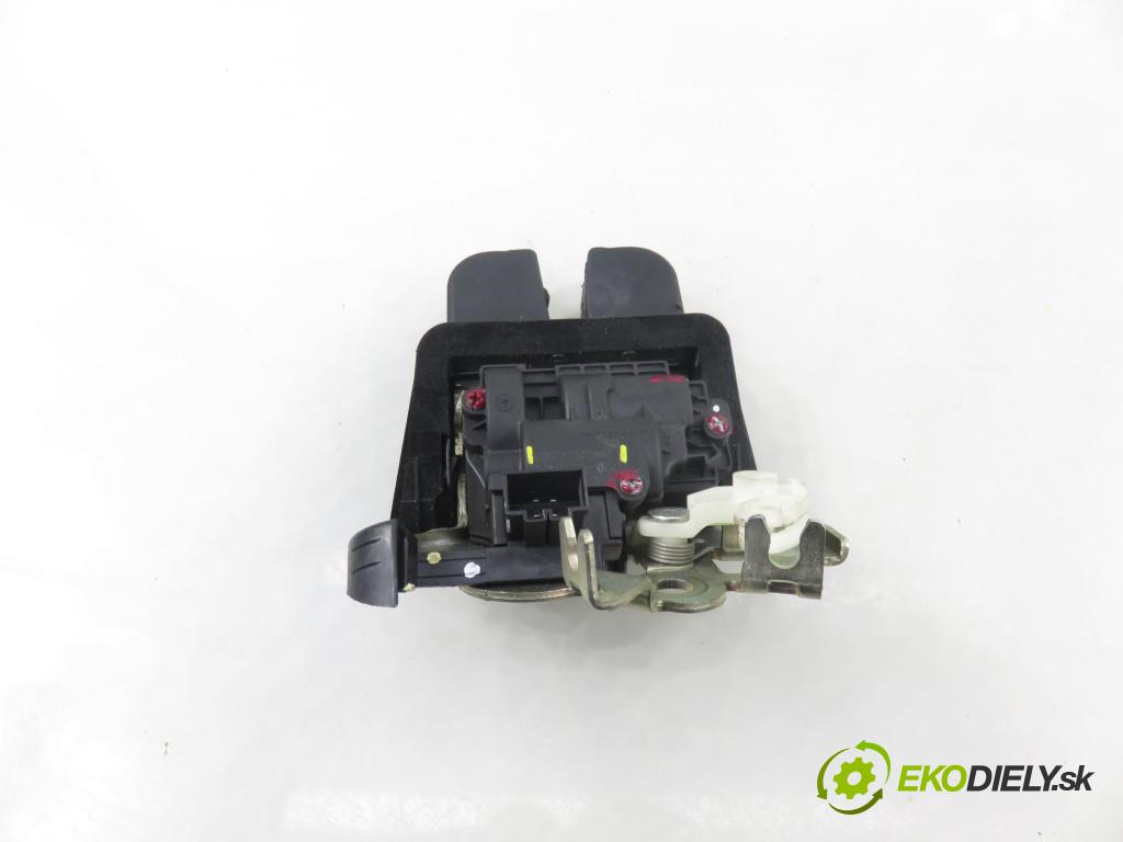 AUDI Q5 (8R) SUV 2010 176,00 3.0 TDI quattro - CCWA 2967,00 zámok dverí kufor EL. 8R0827505