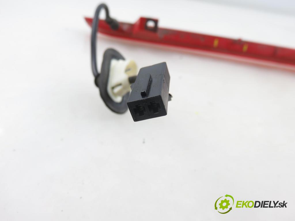 AUDI Q5 (8R) SUV 2010 176,00 3.0 TDI quattro - CCWA 2967,00 svetlo bŕzd 8R0945097