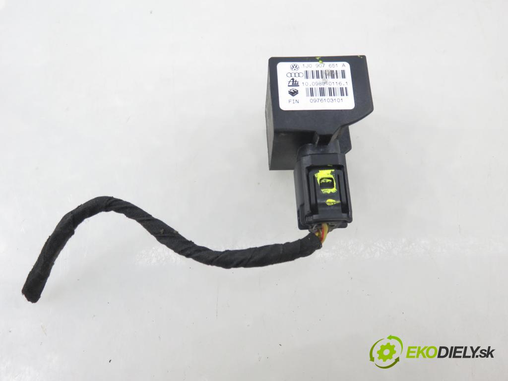 VW GOLF IV (1J1) HB 2001 66,00 1.9 TDI 90 - ALH 1896,00 snímač ESP 1J0907651A ; 10098001161 ; 0976103101