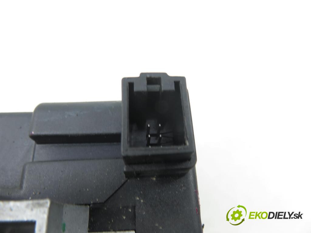 AUDI Q5 (8R) SUV 2010 176,00 3.0 TDI quattro - CCWA 2967,00 blokáda tyče volantu 8K0905852D