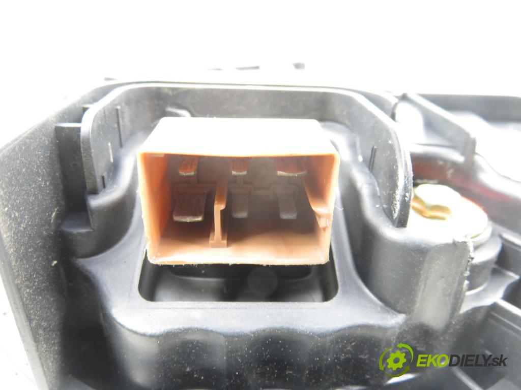 AUDI A4 (8E2, B6) SEDAN 2003 132,00 2.5 TDI V6 180 quattro - AKE 2496,00 Ventilátor vetráku 8E1820021B